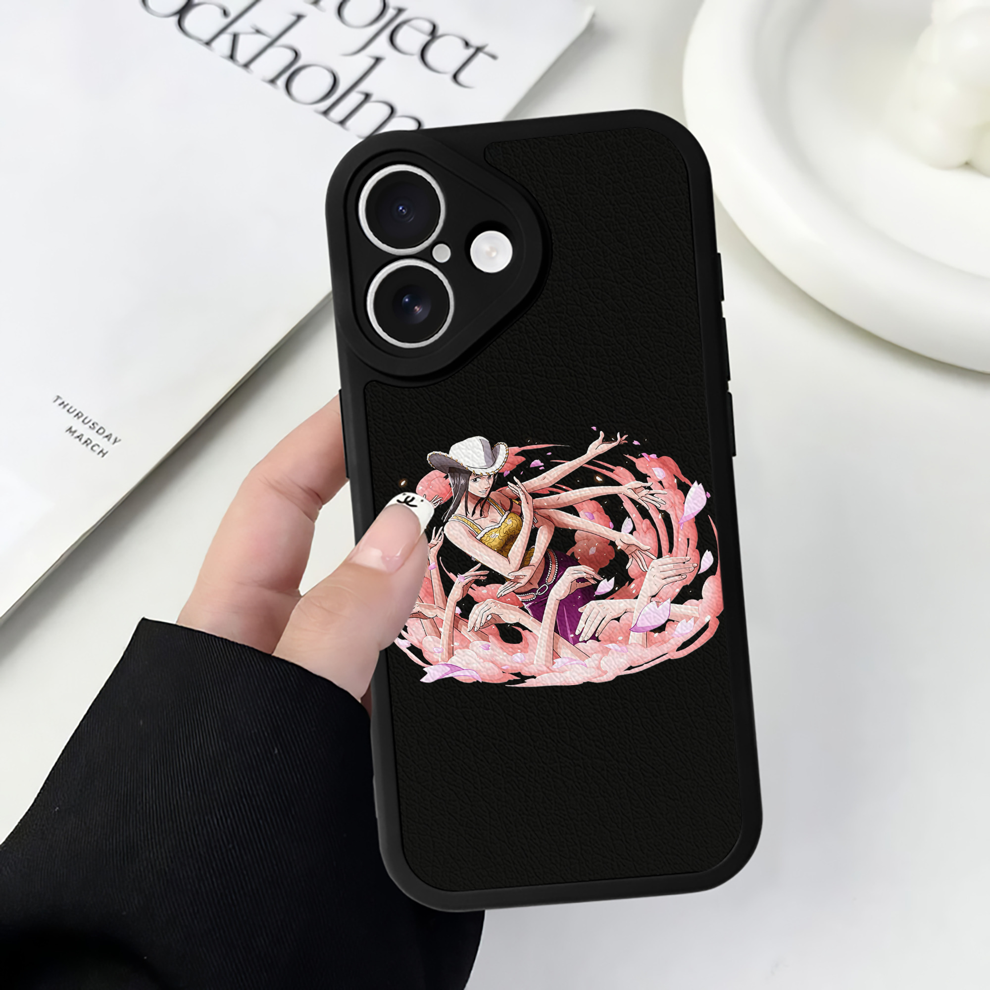 （画像用） ワンピース ニコ・ロビン ONE PIECE Nico Robin 【iPhone 16シリーズ対応】シリコンスマホケース（レザー調） 材質：シリコン